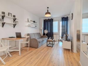 Gdynia Seaside Apartment - Balcony, Workspace, Bus - by Rentujemy