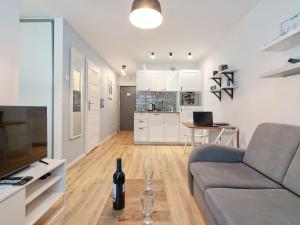 Gdynia Seaside Apartment - Balcony, Workspace, Bus - by Rentujemy