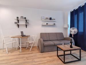 Gdynia Seaside Apartment - Balcony, Workspace, Bus - by Rentujemy