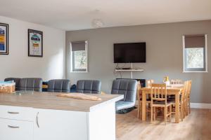 Stunning Lodge with Hot Tub on Private Lake