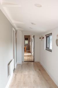 Stunning Lodge with Hot Tub on Private Lake