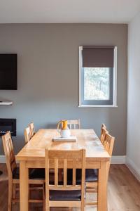 Stunning Lodge with Hot Tub on Private Lake