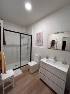 2 Habitaciones privadas con 1 baño privado, salon y cocina