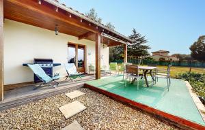 Maisons de vacances Awesome Home In St Saud Lacoussiere : photos des chambres