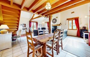 Maisons de vacances Awesome Home In St Saud Lacoussiere : photos des chambres