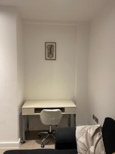 Cosy 1 Bed Apartment in Centre of St Albans - FREE Parking - 5 min walk to St Albans city centre & Railway station - Big Savings on Longer Stays!!