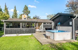 Three-Bedroom Holiday Home In Vaggerlose