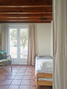 Maison au bord du lac, les pieds dans leau