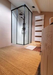 Maison au bord du lac, les pieds dans leau