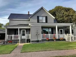 Spacious 4 BR 2BA Home with Bar and Fenced Yard - 艾恩伍德