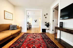 Trendy and Stylish 3BR Uptown Duplex