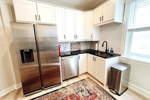 Trendy and Stylish 3BR Uptown Duplex