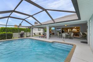 Spacious 4-Bedroom Villa with Private Pool and Canal View- Villa Red Coral - Roelens