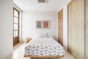 Sunny new apt in the Old City