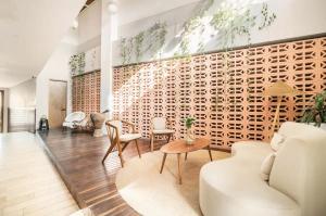 Sunny new apt in the Old City