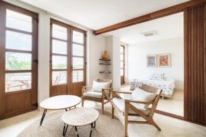 Sunny new apt in the Old City