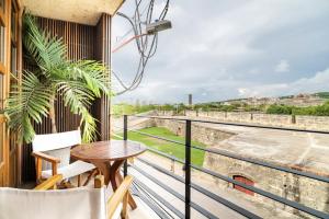 Sunny new apt in the Old City