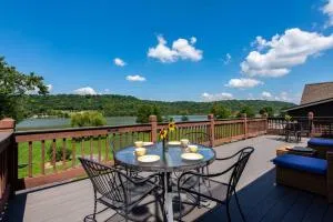 Waterfront Cabin With A View, Large Family Retreat, Pet Friendly - 麦迪逊