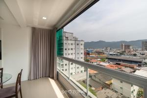 Apto 2Q c churrasqueira em Meia Praia MLO0601