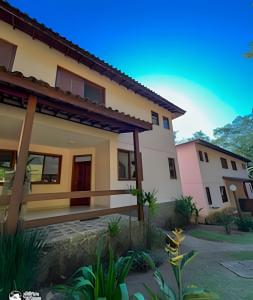 Linda casa com varanda gourmet em condomÃnio