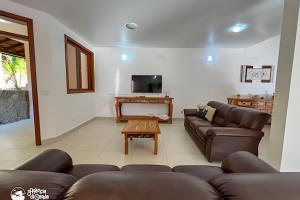 Linda casa com varanda gourmet em condomínio