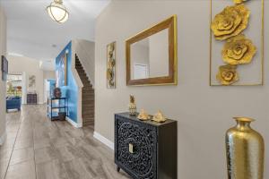 Luxury 6 Bedrooms w Lake View Near Disney 10 Min