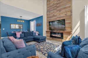 Luxury 6 Bedrooms w Lake View Near Disney 10 Min