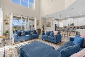 Luxury 6 Bedrooms w Lake View Near Disney 10 Min