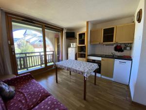 Appartements Residence Soleil - Appartement T2 skis aux pieds avec vue sur les montagnes et place de parking privee couverte MAE-5401 : photos des chambres