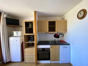 Résidence Soleil - Appartement T2 skis aux pieds avec vue sur les montagnes et place de parking privée couverte MAE-5401