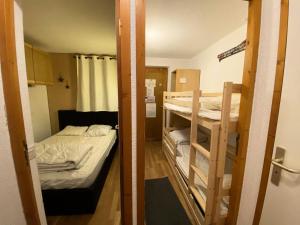 Résidence Soleil - Appartement T2 skis aux pieds avec vue sur les montagnes et place de parking privée couverte MAE-5401