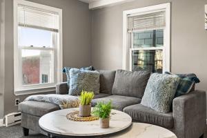 Downtown Beverly Apartment 8 Minutes to Salem and has King Beds