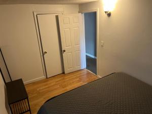 Downtown Beverly Apartment 8 Minutes to Salem and has King Beds