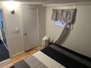 Downtown Beverly Apartment 8 Minutes to Salem and has King Beds