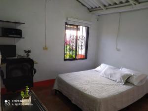 pequeña casa en finca cafetera