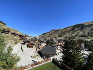 Résidence Pluton - Studio en plein cœur de station, face aux pistes avec place de parking privée et couverte MAE-5261
