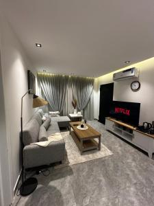 شقة انيقة بصالة وغرفة نوم - مدخل خاص