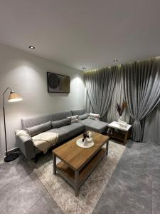 شقة انيقة بصالة وغرفة نوم - مدخل خاص