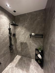 شقة انيقة بصالة وغرفة نوم - مدخل خاص