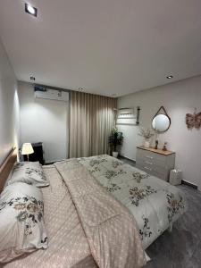 شقة انيقة بصالة وغرفة نوم - مدخل خاص