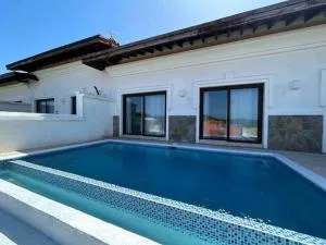 SLOW M OCEAN VIEWS Golf Course - Roatan