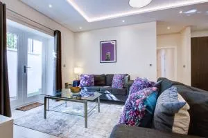 Newlands Pepe by Artsy - Long Ditton