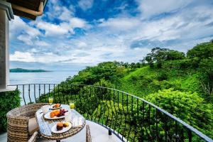 Renovated Condo Stunning Pools & Ocean Views