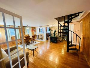 4 Bedroom 2 Bathroom Lake Heaven with 50ft lakefront on Honeoye lake