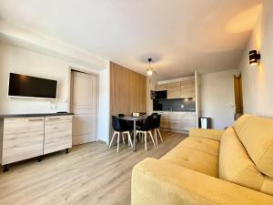 Les Chalets Des Evettes - Résidence avec piscine au pied des pistes MAE-0611