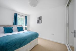 Modern 2 Bed Home with Driveway Near Coop Live & Etihad Stadium , Sleeps 5 , Self Checkin and Free Parking