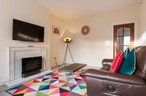 2 Bed Property, sleeps 5, free parking, near city centre