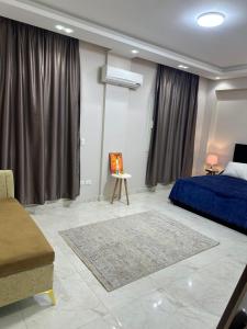 غرفة مستر بحمام فى التجمع الخامس رجال فقط