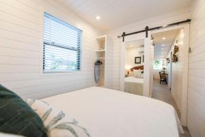 The Woods- Container Tiny House 12 min to MagnoliaBaylorDowntown