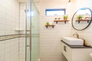 The Woods- Container Tiny House 12 min to MagnoliaBaylorDowntown